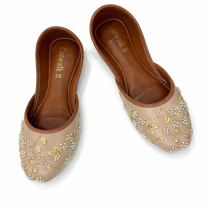 Elegant Pearl & Gold Embroidered Women’s Khussa Flats – Beige Traditional Jutti