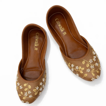 Elegant Pearl & Gold Embroidered Women’s Khussa Flats – Beige Traditional Jutti